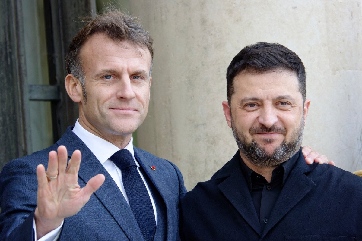 jeanlegauloix's tweet photo. 🚨🚨💸 20 MILLIARDS DE PLUS POUR ZELENSKY… PENDANT QUE LA FRANCE GÈLE LES RETRAITES ! 🔥🇫🇷

Folie. En catimini, l’UE aurait signé un nouveau chèque de 20 milliards de dollars à l’Ukraine. Réclamé en urgence par Zelensky. Qui s’ajouterait aux 90 milliards d’euros déjà en cours. Part française est de 4 milliards de plus. Après 17 déjà prévus. Et 4 autres demandés pour 2027.

Le chiffre circule. Le geste, lui, est public. Le 2 octobre, Ursula von der Leyen a versé 2,9 milliards. Facilité pour l’Ukraine. Aussi longtemps qu’il faudra. Le total sous le plan dépasse déjà 32 milliards.

Chez nous, Lecornu gèle les pensions au-dessus de 1 260 euros. 5,5 milliards sur les retraités. Les APL ne sont pas revalorisées. 1 588 postes d’enseignants supprimés. 17 % sur les livrets oubliés. 820 millions sur les indemnités de fin de contrat. La dette à 3 595,5 milliards. 340 milliards à emprunter. Les taux à 4,8 %. Macron valide.

Zelensky demande. Bruxelles paie. Paris coupe. Les lycées sont en cellule de crise. Les retraités, en désindexation.
Assez. Plus un euro français sans audit. Plus un chèque sans fin. 2027 fermera le robinet.
#Zelensky #Ukraine #20Milliards #VonDerLeyen #Macron #Retraites #France