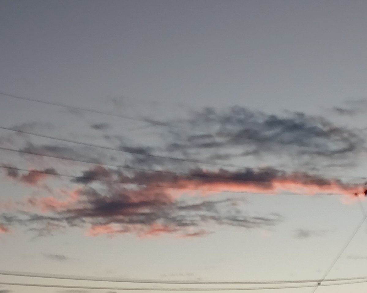 UsagiGm395's tweet photo. 宵闇に呑み込まれしも　瞳に光
　　　　　　　　　　　ﾒ

１３℃　の　朝☁️

１８℃　の　午後⛅☀️⛅

厚い雲ある東　ですが
　
少し茜雲になってます…

お疲れさまの夕刻😌

＃イマソラ信州小諸 https://t.co/5Eu7rIY7gN
