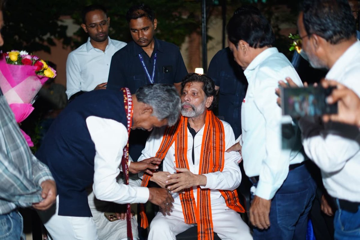 KiranDeoBJP's tweet photo. रायपुर निवास में साजा विधायक श्री ईश्वर साहू जी से आत्मीय मुलाकात हुई। इस अवसर पर विभिन्न विषयों पर सार्थक चर्चा एवं विचार-विमर्श हुआ।

आपके स्नेह एवं शुभकामनाओं हेतु सादर आभार व्यक्त करता हूं।

@ishwarsahumla https://t.co/GZeax01Aw3