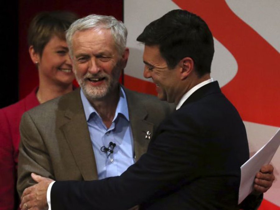 PaulSmi78490476's tweet photo. Andy Burnham is a national security risk, USA military are leaving the UK as the Labour Party continue to allow the illegal invasion of the United Kingdom by hostile actors and terrorist states, while silencing the British people and restricting movemment, we need to call a state of emergency.  
The British government are using the same tactics as the Iranian Islamist rulers. 
This is serious.