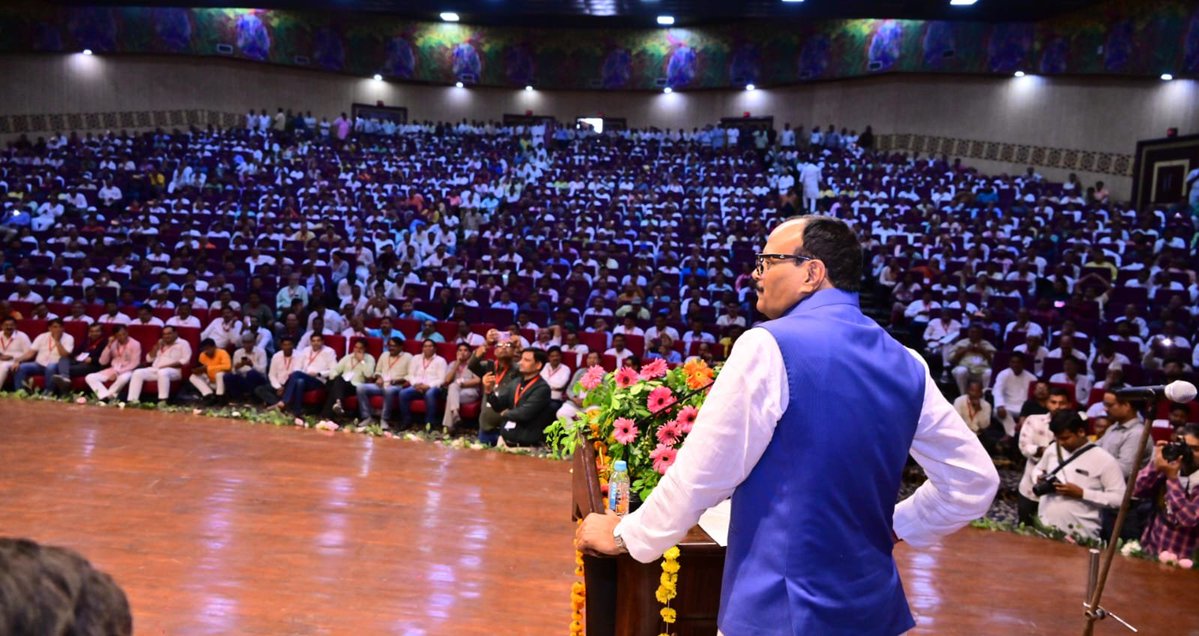 brajeshpathakup's tweet photo. आज लखनऊ में टीचर्स फेडरेशन ऑफ इंडिया के वार्षिक अधिवेशन समारोह को संबोधित करते हुए देश के विभिन्न प्रांतों से पधारे सम्मानित शिक्षकगणों को वार्षिक अधिवेशन की हार्दिक बधाई एवं शुभकामनाएं दीं।

शिक्षक केवल ज्ञान का संचार नहीं करते, बल्कि वे नई पीढ़ी के व्यक्तित्व, चरित्र और राष्ट्र निर्माण की आधारशिला तैयार करते हैं। शिक्षा के क्षेत्र में शिक्षकों की भूमिका सदैव सर्वोपरि रही है। 

राष्ट्र की प्रगति और सशक्त भविष्य के निर्माण में उनके योगदान को नमन करते हुए उनके सतत प्रयासों की सराहना की।

इस अवसर पर टीचर्स फेडरेशन ऑफ़ इंडिया के राष्ट्रीय अध्यक्ष डॉ० दिनेश चंद्र शर्मा जी, प्रांतीय महामंत्री, उत्तर प्रदेश माध्यमिक शिक्षक संघ श्री नरेंद्र कुमार वर्मा जी, श्री राम मूर्ति ठाकुर जी, श्री संजय सिंह जी, श्री गौहर अहमद भट्ट जी, श्री विपिन कुमार शर्मा जी, श्री राहुल जी, श्री शिव शंकर पांडे जी, श्री सोरेन भट्टाचार्य जी, श्री वेद प्रकाश मिश्रा जी, श्री मेघराज भाटी जी एवं अन्य गणमान्यजन उपस्थित रहे।

@BJP4India 
@BJP4UP