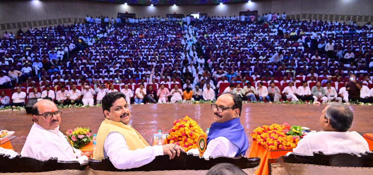 brajeshpathakup's tweet photo. आज लखनऊ में टीचर्स फेडरेशन ऑफ इंडिया के वार्षिक अधिवेशन समारोह को संबोधित करते हुए देश के विभिन्न प्रांतों से पधारे सम्मानित शिक्षकगणों को वार्षिक अधिवेशन की हार्दिक बधाई एवं शुभकामनाएं दीं।

शिक्षक केवल ज्ञान का संचार नहीं करते, बल्कि वे नई पीढ़ी के व्यक्तित्व, चरित्र और राष्ट्र निर्माण की आधारशिला तैयार करते हैं। शिक्षा के क्षेत्र में शिक्षकों की भूमिका सदैव सर्वोपरि रही है। 

राष्ट्र की प्रगति और सशक्त भविष्य के निर्माण में उनके योगदान को नमन करते हुए उनके सतत प्रयासों की सराहना की।

इस अवसर पर टीचर्स फेडरेशन ऑफ़ इंडिया के राष्ट्रीय अध्यक्ष डॉ० दिनेश चंद्र शर्मा जी, प्रांतीय महामंत्री, उत्तर प्रदेश माध्यमिक शिक्षक संघ श्री नरेंद्र कुमार वर्मा जी, श्री राम मूर्ति ठाकुर जी, श्री संजय सिंह जी, श्री गौहर अहमद भट्ट जी, श्री विपिन कुमार शर्मा जी, श्री राहुल जी, श्री शिव शंकर पांडे जी, श्री सोरेन भट्टाचार्य जी, श्री वेद प्रकाश मिश्रा जी, श्री मेघराज भाटी जी एवं अन्य गणमान्यजन उपस्थित रहे।

@BJP4India 
@BJP4UP