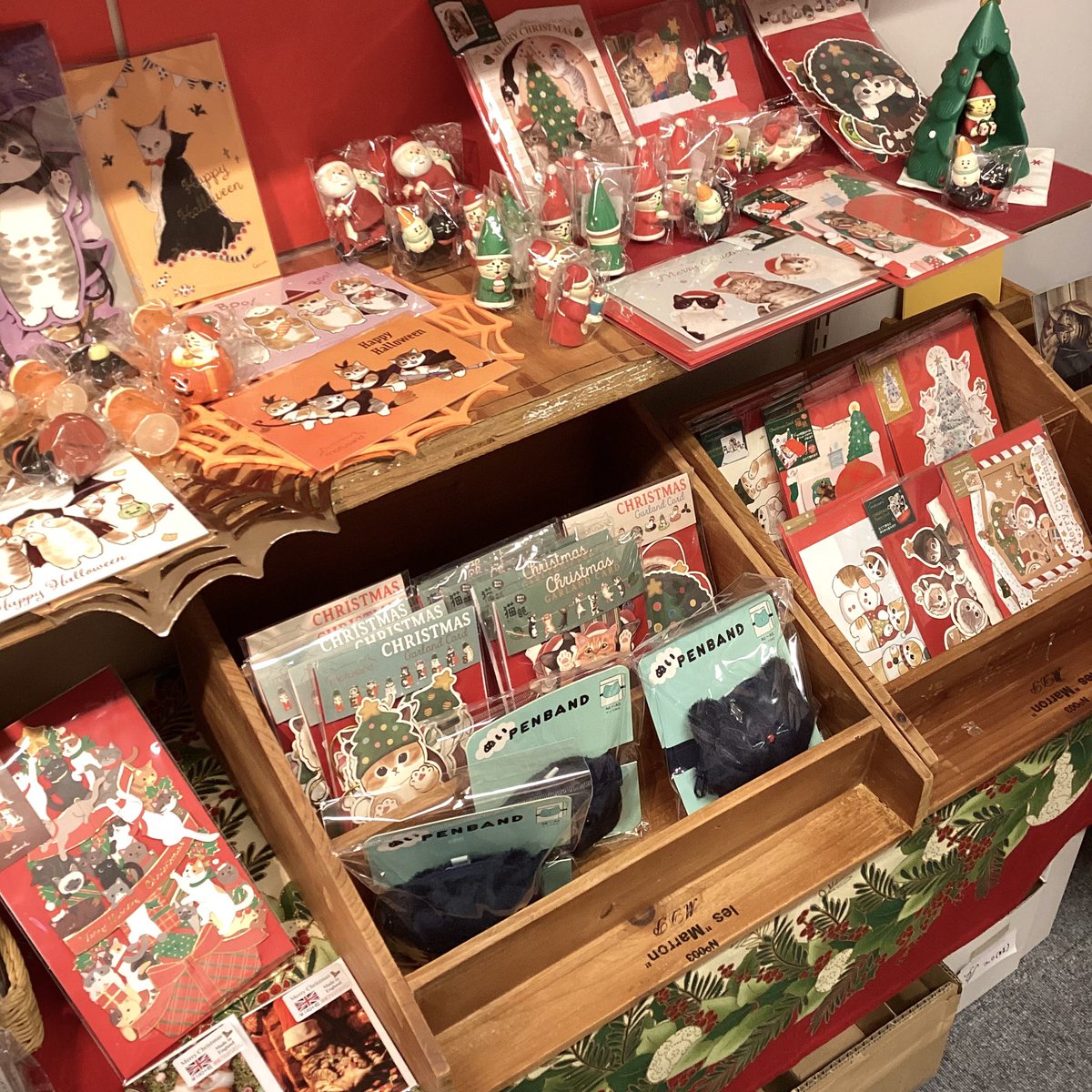 u_arts's tweet photo. 【入荷情報🎄】
ユーアーツには早くもクリスマスがやってきました🌟
クリスマスカードやガーランドが入荷です🎅
コンコンブルのクリスマスシリーズも入荷いたしました🐱
今年のクリスマスは猫ちゃんで彩ってみてはいかがでしょうか💘
#ユーアーツ #u_arts #クリスマス #コンコンブル #concombre https://t.co/WzIyigR7Dk