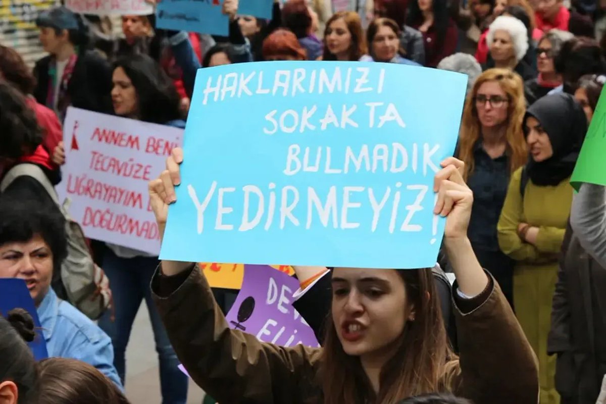 esikplatformu's tweet photo. 🟣 Eşitlik İçin Kadın Platformu (#EŞİK), Medeni Kanun’un 100. yılında yaptığı açıklamayla mücadele mesajı vererek “Eşit yurttaşlıktan, laik hukuk düzeninden, kadınların özgürlüğünden ve kazanılmış haklarımızdan vazgeçmiyoruz” ifadelerine yer verdi. 
✒️ Aslı Solmaz @izmirdeyenigun 
https://t.co/by9u7enk1S