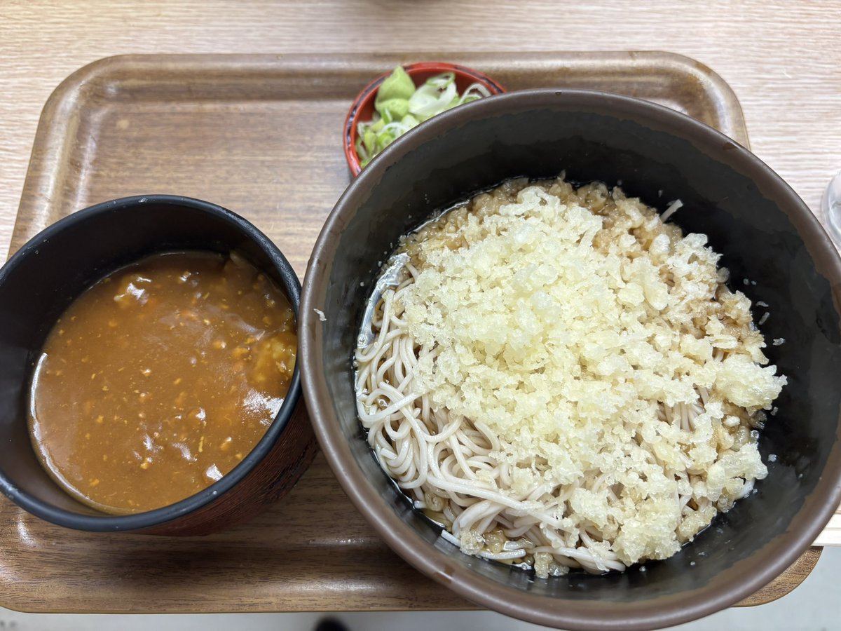 diet0084's tweet photo. 足踏み状態を打破すべく
打ち合わせで、久しぶりに御成門へ。
吸い込まれるように
前社、社食のように通っていたそば作へ。
お元気そうでしたよ。
今日の日替わりはカレーセット。思い出が蘇ってきました。
ちなみに、昨年話題となった
競馬ドラマ『ザ・ロイヤルファミリー』の
ロケ地でもあります https://t.co/MI5nLN7VMd