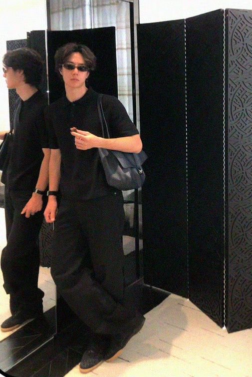 Nanpaphat11's tweet photo. มึงงงงงงฮีเล่นกุแล้ว เมื่อวานหึงทั้งวันบอกอย่าใส่นะเสื้อยืดขาว มันหล่อ วันนี้ใส่คอปกสีดำแขนสั้นน กุตรายยยยยยยยย หวังอี้ป๋อทำอะไรกับใจพี่ㅠㅠㅠㅠㅠㅠㅠㅠㅠㅠㅠㅠㅠㅠㅠㅠㅠㅠㅠㅠㅠㅠㅠㅠㅠㅠㅠㅠㅠㅠㅠㅠㅠㅠㅠㅠㅠ
#WangYibo
#CHANELShow 
#pfw
#WangYiboxCHANEL
#CHANEL https://t.co/fGDi3cmFZp