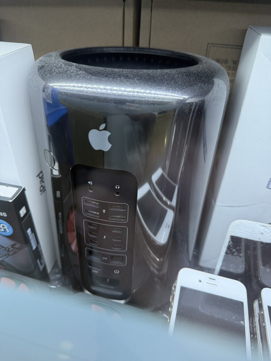 ysryprnce's tweet photo. I spy the tin can Mac Pro 👀 https://t.co/Wc0HCadehH