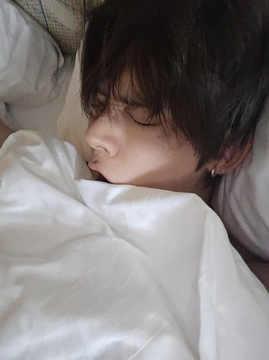 translatingTXT's tweet photo. [261005] weverse dm 🦊💬

🦊 i’m yawning
🦊 aa-oong (= cute whining/pouting sound) i’m too lazy to get out of bed https://t.co/kPUv7vxytp