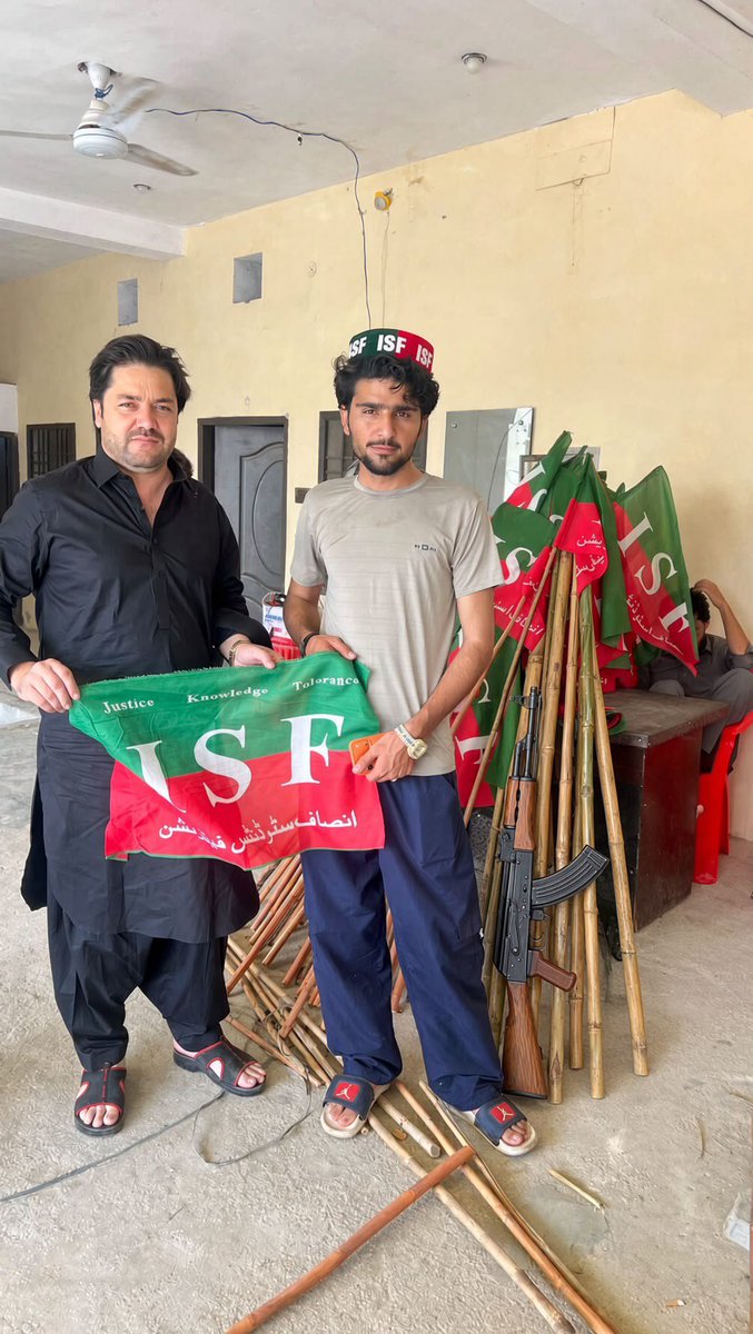 Zunairamahum's tweet photo. جب احتجاج کی تیاری نوجوانوں کے ہاتھوں میں اسلحہ دے کر کی جائے، تو اسے پرامن جدوجہد نہیں بلکہ سیدھی سیدھی مسلح ہنگامہ آرائی اور انارکی پھیلانے کا منصوبہ کہا جاتا ہے۔ https://t.co/nT1GMckMYh