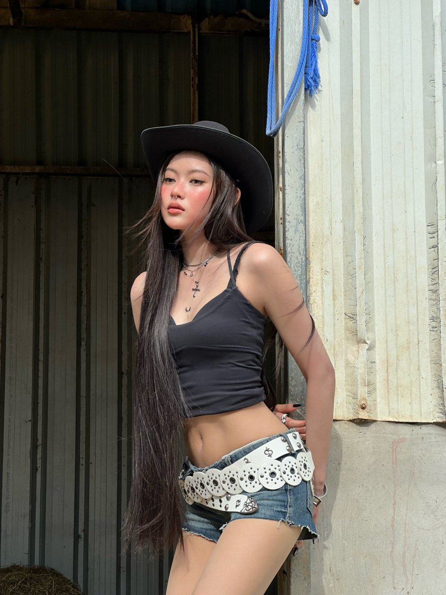 PIXXIEofficial_'s tweet photo. 🌪️ Let's get “ 𝑫𝑼𝑺𝑻𝒀 ” with a little cowgirl : 𝑴𝒂𝒃𝒆𝒍𝒛 𝑷𝒊𝑿𝑿𝒊𝑬 🤠

[🎞️] Official M/V Out Now on YouTube : https://t.co/7yl3Jy7OaP 
[🎧] Listen Now on All Music Streaming Platforms : https://t.co/6BOliJbVn7 

#PiXXiE 
#Mabelz_PiXXiE
#PiXXiE_DUSTY #DUSTY
#DUSTEMBER https://t.co/67yjGQ3LbG