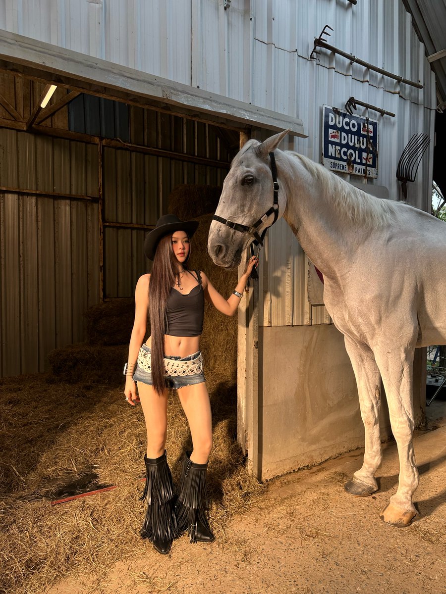 PIXXIEofficial_'s tweet photo. 🌪️ Let's get “ 𝑫𝑼𝑺𝑻𝒀 ” with a little cowgirl : 𝑴𝒂𝒃𝒆𝒍𝒛 𝑷𝒊𝑿𝑿𝒊𝑬 🤠

[🎞️] Official M/V Out Now on YouTube : https://t.co/7yl3Jy7OaP 
[🎧] Listen Now on All Music Streaming Platforms : https://t.co/6BOliJbVn7 

#PiXXiE 
#Mabelz_PiXXiE
#PiXXiE_DUSTY #DUSTY
#DUSTEMBER https://t.co/67yjGQ3LbG