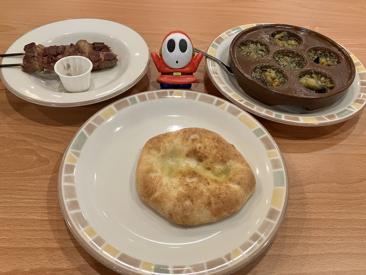 maruchiro112's tweet photo. サイゼのエスカルゴはいいぞ🐌
まずエスカルゴを食べて、残ったオイルをフォカッチャにつけて食べるのが王道ですよね😋
あと、アロスティチーニっていう子羊の串焼きも、脂身が美味しかったです🐑
 #ヘイホー
 #へほとたべもの https://t.co/k6XuiqWR6g