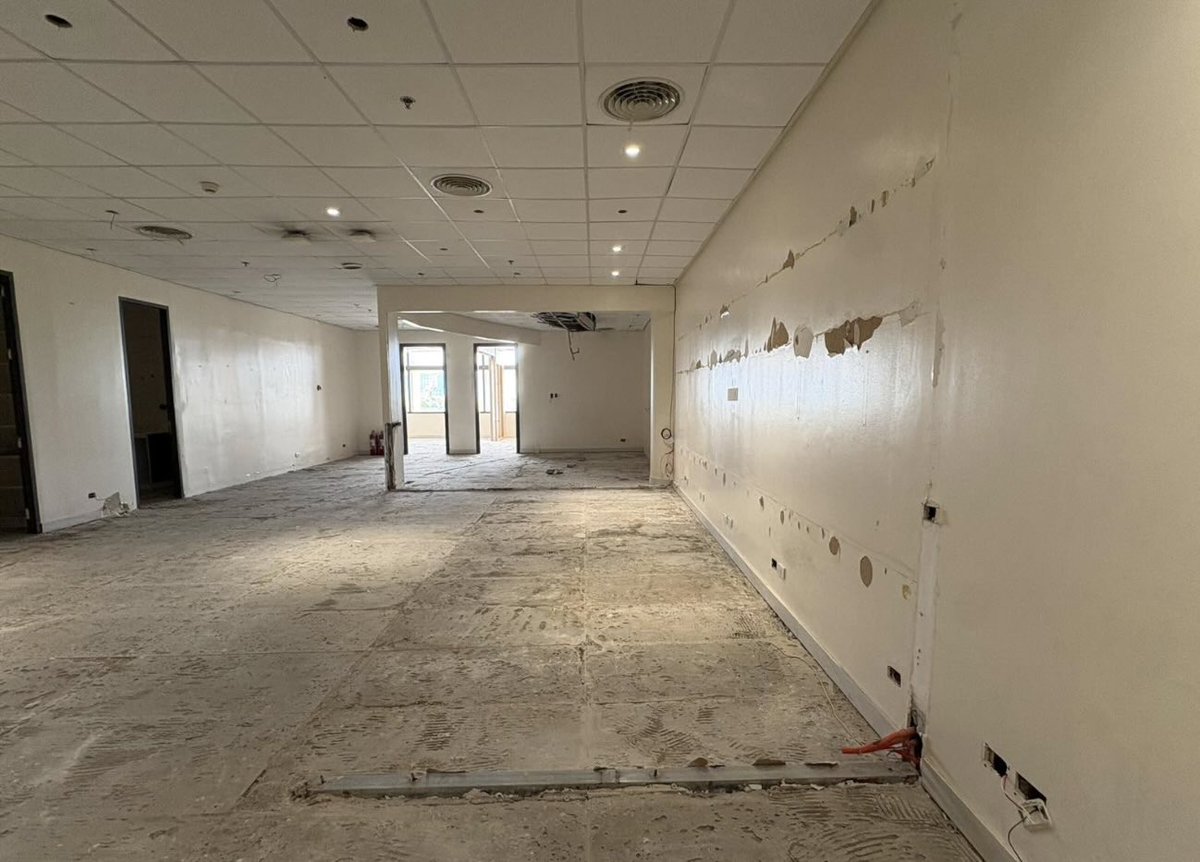 RichHeydarian's tweet photo. THIS is “OFFICE” of JAILED DDS SENATOR JINGGOY!!! And they insist 24 SENATORS counted!?? And they still PAY the STAFF!??? Including PUGANTE BATO!?? 

📸 @inquirerdotnet https://t.co/PGIN5OYAKb