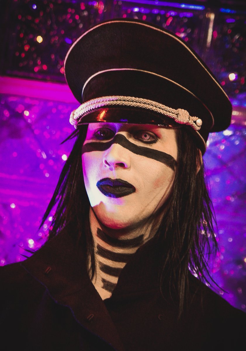 chibiimo1229's tweet photo. 【Marilyn Mansonの言葉】
「ファンの皆に『自分を殺してまで羊のように従う必要はない、誰かの顔色をうかがって同調しなくてもいい、他人と競争しなくてもいい、無理に周りに合わせなくてもいいんだ』と伝えることのほうが アルバムが何枚売れるかより、俺にとっては、大切なことなんだ。」
(2001年) https://t.co/TRotizH4j0