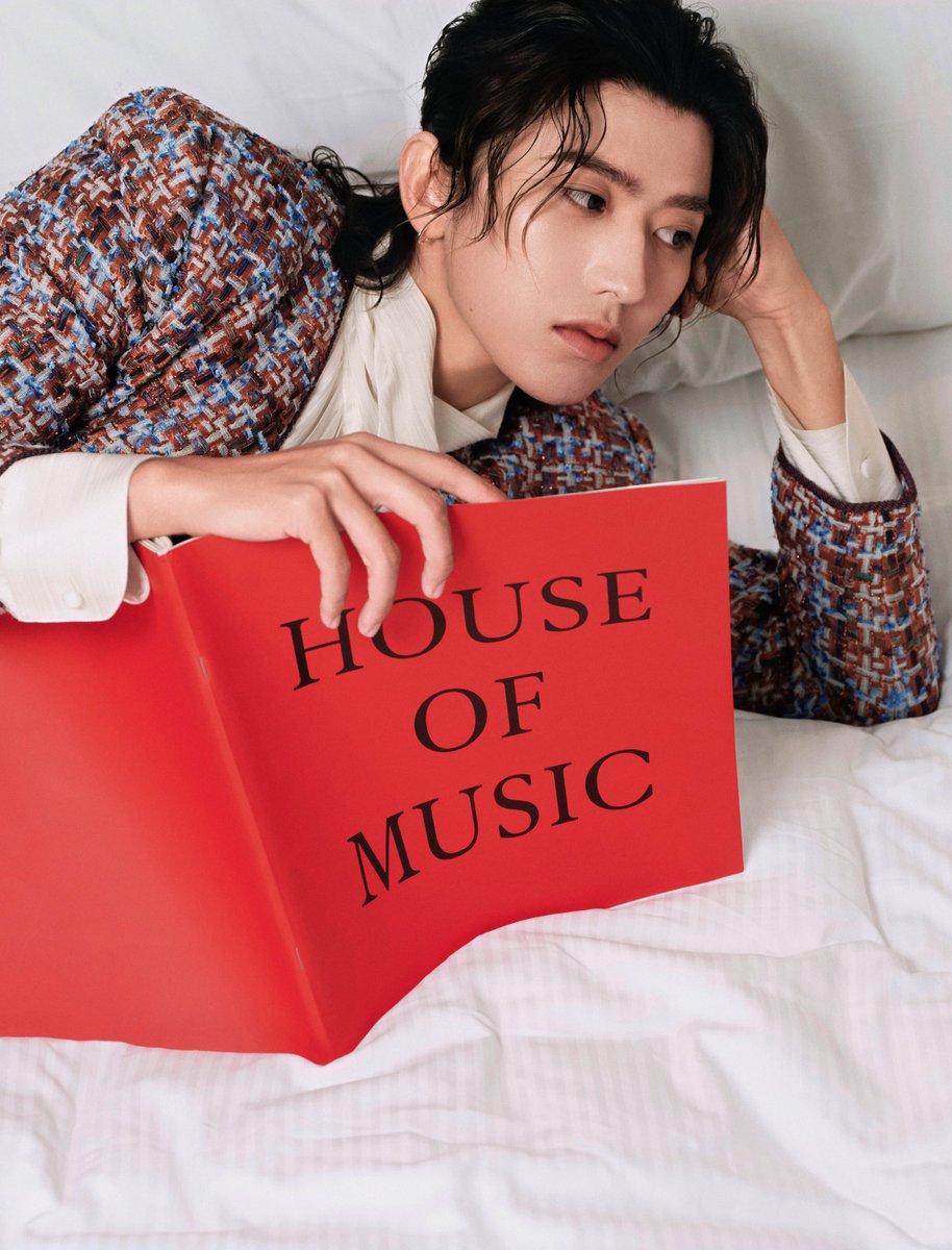 kun_officialx's tweet photo. 📔📘📕📒📚📗📖📙📓 @MAISONVALENTINO.

#KUN #valentino #KUNxValentinoSS27 
#ValentinoSS27 #ValentinoAntibiblioteca https://t.co/CazGgyS1lM