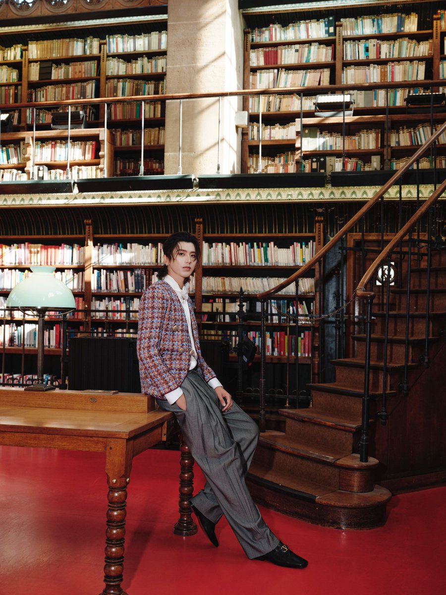 kun_officialx's tweet photo. 📔📘📕📒📚📗📖📙📓 @MAISONVALENTINO.

#KUN #valentino #KUNxValentinoSS27 
#ValentinoSS27 #ValentinoAntibiblioteca https://t.co/CazGgyS1lM