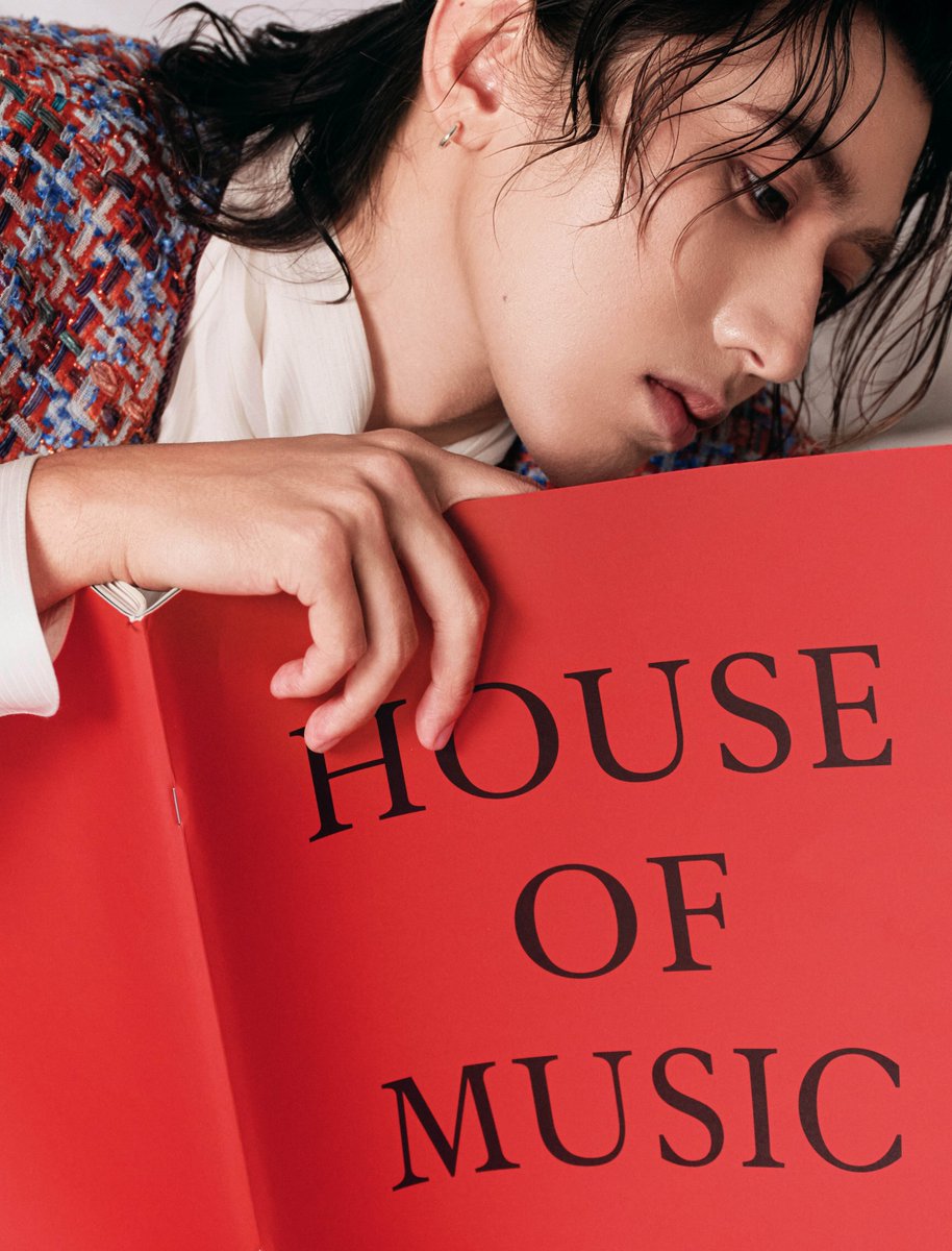 kun_officialx's tweet photo. 📔📘📕📒📚📗📖📙📓 @MAISONVALENTINO.

#KUN #valentino #KUNxValentinoSS27 
#ValentinoSS27 #ValentinoAntibiblioteca https://t.co/CazGgyS1lM