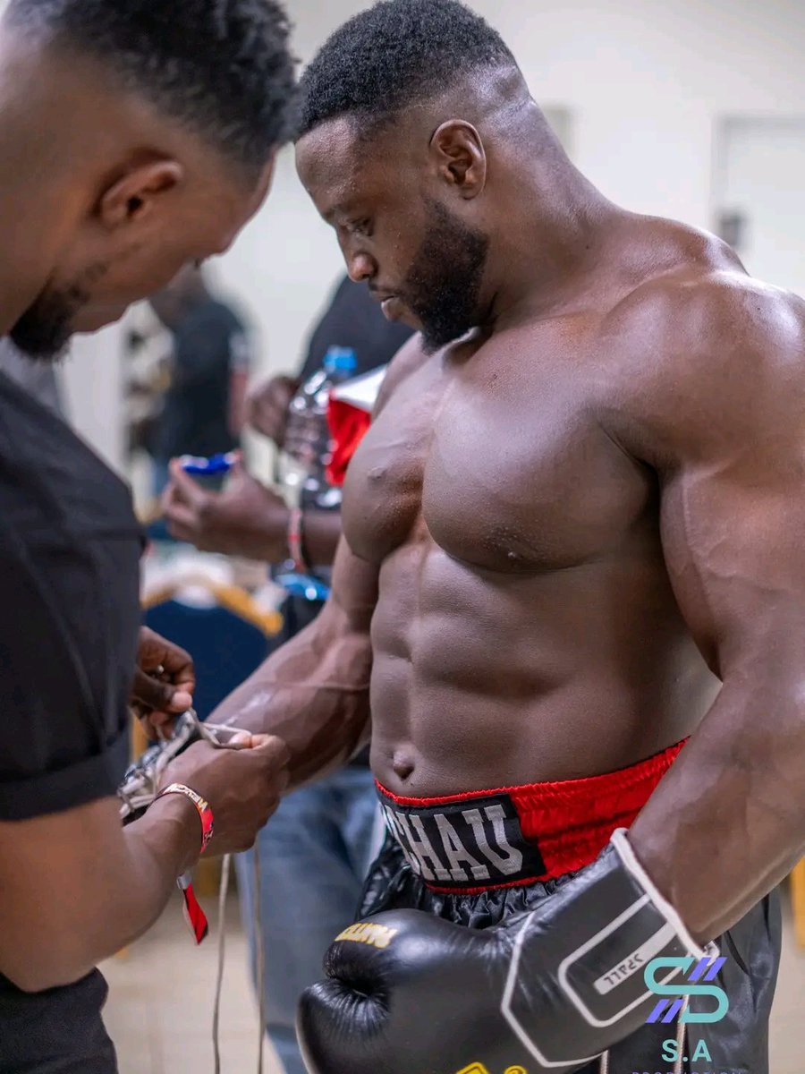 apex_driver's tweet photo. Kenyan GYM instructor      vs        South African GYM Rat https://t.co/fShclJGEeU