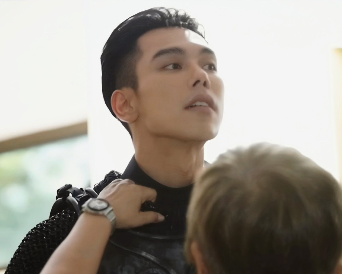 mnisept's tweet photo. หล่อคุ้มกับที่พี่ตรีต้องแบกชุด 7 โล https://t.co/feczXALxS2