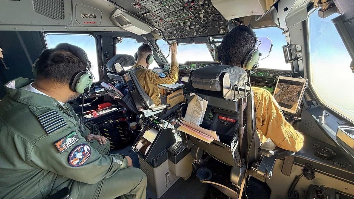 vasilyaarkhipov's tweet photo. IAF personnel observing French Rafales mid-air refueling via an A400M using the hose-and-drogue system at FL260 over Jodhpur transit. https://t.co/enK7WY5vri