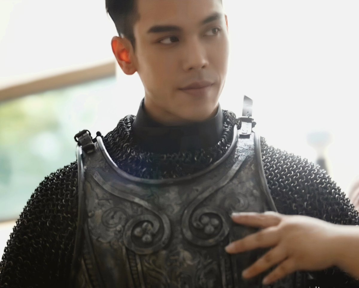 mnisept's tweet photo. หล่อคุ้มกับที่พี่ตรีต้องแบกชุด 7 โล https://t.co/feczXALxS2