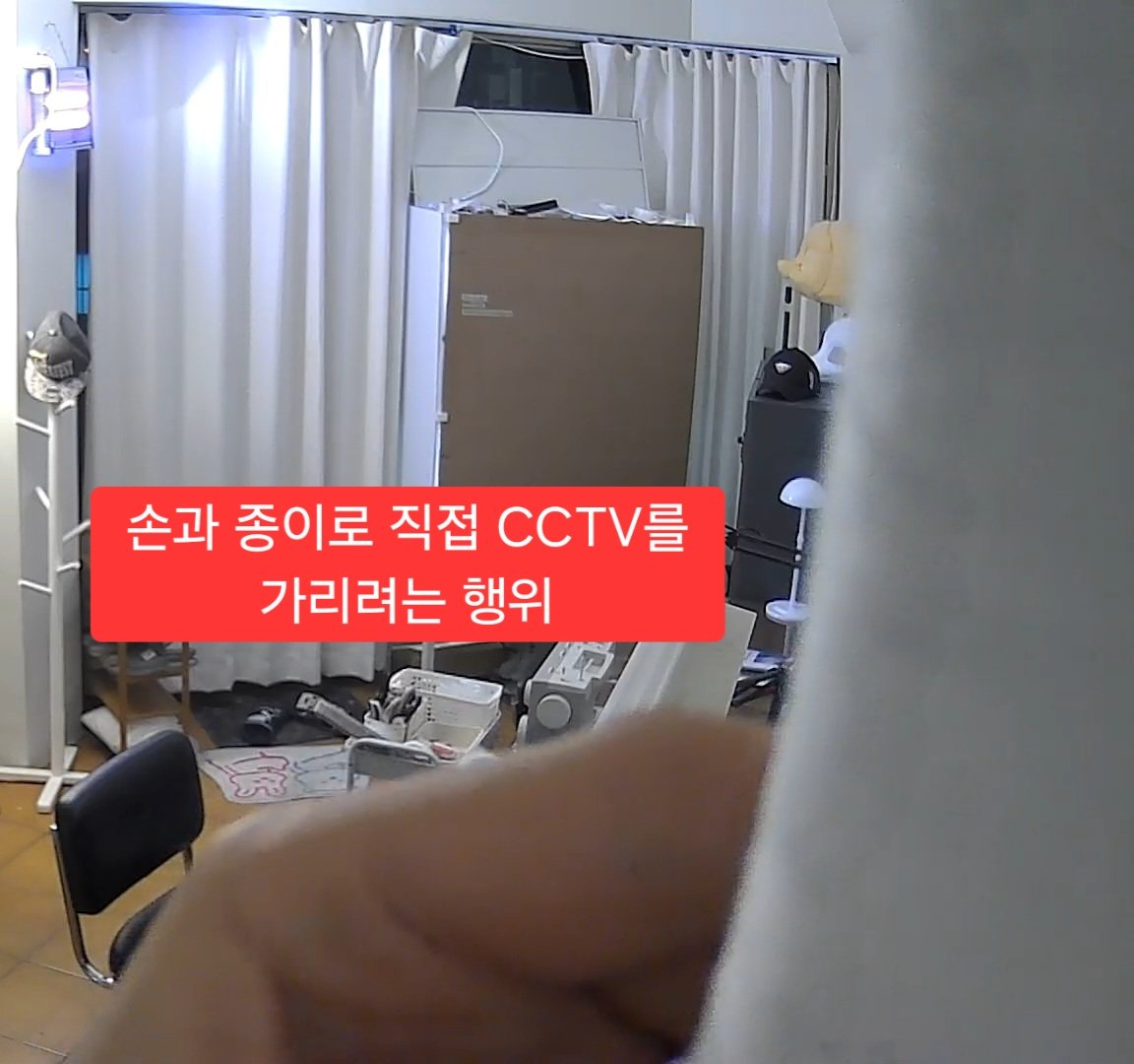 studiokorikum's tweet photo. 스튜디오 꼬리꿈 쇼윈도 무단 강제 개방 시도자 영구 이용 제한 안내

안녕하세요! #꼬리가자라는꿈 스튜디오 꼬리꿈입니다.

10/3~10/4 스튜디오 꼬리꿈 이용자 분들 중 한 명이 쇼윈도의 잠금장치를 훼손하고 강제로 개방해 전시된 제품에 손을 대려한 시도가 있었���니다.
해당 과정 중 잠금장치가 열리지 않자 다른 방법을 시도하고 고의로 CCTV를 가리는 등의 행동 또한 CCTV의 영상에서 확인되었습니다.

이는 사전에 안내하고 동의된 시설 이용수칙을 위반한 행위로, 스튜디오 꼬리꿈은 해당 행위에 고의성이 다분하다고 판단해 이용자를 추적하여 특정, 연락하였습니다.

해당 이용자도 '본인도 리얼계를 가지고 있고 안되는 걸 알면서도 관심이 심해 저질러 버렸다' 며 고의성을 인정하였습니다.

이는 시설 및 전시물의 안전한 관리에 지장을 초래한 사안이라, 해당 이용자에게 파손된 시설 복구비를 전액 청구하여 정산 완료하였습니다.
또한 해당 이용자에게 스튜디오 예약, 공간 대여 및 스튜디오 꼬리꿈이 제공하는 관련 서비스 일체의 영구 이용 제한을 통보했습니다.

현장 조사 결과 이용자는 쇼윈도의 잠금장치를 해제하지 못해 전시물에 직접적으로 손상을 입히지는 못한 걸 확인했습니다.
꼬리꿈은 만약 전시제품의 소유자분들께서 요청하신다면 해당 이용자와의 연락을 도와드리겠습니다.

스튜디오 꼬리꿈의 쇼윈도 제품에 관한 문의나 구매 의향, 전시 의향 등이 있으시다면 언제든지 DM으로 문의 부탁드립니다.

https://t.co/KD1bsql3GQ
스튜디오 꼬리꿈 예약과 결제는 해당 스페이스 클라우드 링크를 통해 가능합니다

https://t.co/kNMQCW6WjC
자세한 이용 안내는 해당 노션 링크를 참조해 주세요

감사합니다.