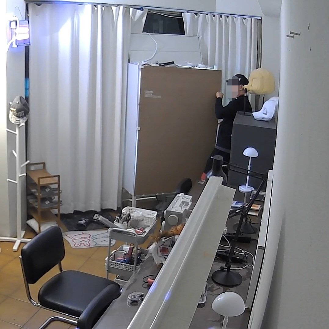 studiokorikum's tweet photo. 스튜디오 꼬리꿈 쇼윈도 무단 강제 개방 시도자 영구 이용 제한 안내

안녕하세요! #꼬리가자라는꿈 스튜디오 꼬리꿈입니다.

10/3~10/4 스튜디오 꼬리꿈 이용자 분들 중 한 명이 쇼윈도의 잠금장치를 훼손하고 강제로 개방해 전시된 제품에 손을 대려한 시도가 있었���니다.
해당 과정 중 잠금장치가 열리지 않자 다른 방법을 시도하고 고의로 CCTV를 가리는 등의 행동 또한 CCTV의 영상에서 확인되었습니다.

이는 사전에 안내하고 동의된 시설 이용수칙을 위반한 행위로, 스튜디오 꼬리꿈은 해당 행위에 고의성이 다분하다고 판단해 이용자를 추적하여 특정, 연락하였습니다.

해당 이용자도 '본인도 리얼계를 가지고 있고 안되는 걸 알면서도 관심이 심해 저질러 버렸다' 며 고의성을 인정하였습니다.

이는 시설 및 전시물의 안전한 관리에 지장을 초래한 사안이라, 해당 이용자에게 파손된 시설 복구비를 전액 청구하여 정산 완료하였습니다.
또한 해당 이용자에게 스튜디오 예약, 공간 대여 및 스튜디오 꼬리꿈이 제공하는 관련 서비스 일체의 영구 이용 제한을 통보했습니다.

현장 조사 결과 이용자는 쇼윈도의 잠금장치를 해제하지 못해 전시물에 직접적으로 손상을 입히지는 못한 걸 확인했습니다.
꼬리꿈은 만약 전시제품의 소유자분들께서 요청하신다면 해당 이용자와의 연락을 도와드리겠습니다.

스튜디오 꼬리꿈의 쇼윈도 제품에 관한 문의나 구매 의향, 전시 의향 등이 있으시다면 언제든지 DM으로 문의 부탁드립니다.

https://t.co/KD1bsql3GQ
스튜디오 꼬리꿈 예약과 결제는 해당 스페이스 클라우드 링크를 통해 가능합니다

https://t.co/kNMQCW6WjC
자세한 이용 안내는 해당 노션 링크를 참조해 주세요

감사합니다.