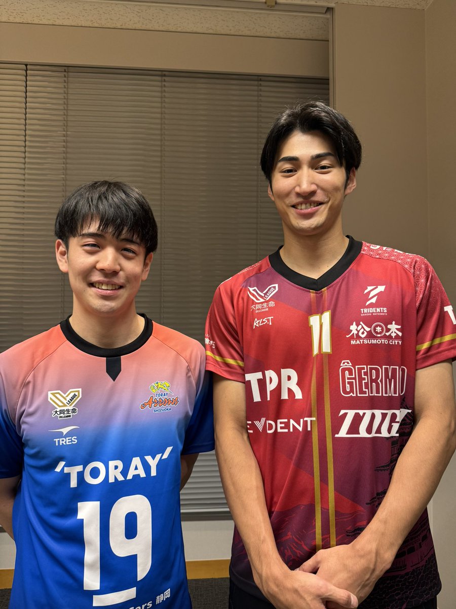 TORAY_ArrowsMEN's tweet photo. ＼ 𝟐𝟎𝟐𝟔-𝟐𝟕 大同生命𝐒𝐕.𝐋𝐄𝐀𝐆𝐔𝐄 ／

🏹 いよいよ開幕！

#東レアローズ静岡 の開幕戦は、
10月24日(土)・25日(日)
#ジェイテクトSTINGS愛知 と対戦🐝🏹

そして、ホーム開幕戦は──

🔥 10月31日(土)・11月1日(日)
📍このはなアリーナ
🆚 #信州松本トライデンツ 🔱🏹

2026-27シーズン、ともに戦いましょう🔥

#覆せ。