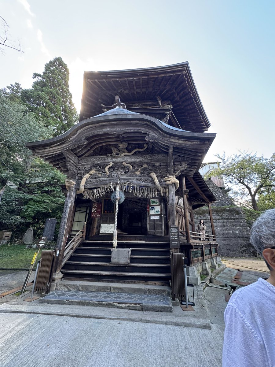 anno_moyoco's tweet photo. 須賀川から会津若松を廻ったのですが

鶴ヶ城で会津藩の死闘に涙し、
栄螺堂に驚いて

会津塗のお店ではとんでもない超絶技巧の漆塗を拝見しました。
白い部分は鶉の卵の殻だそうです。
凄すぎんか。

お酒も馬刺しも美味しいし最高でした。
また行く。

モヨコ https://t.co/tBSMCx0JR4