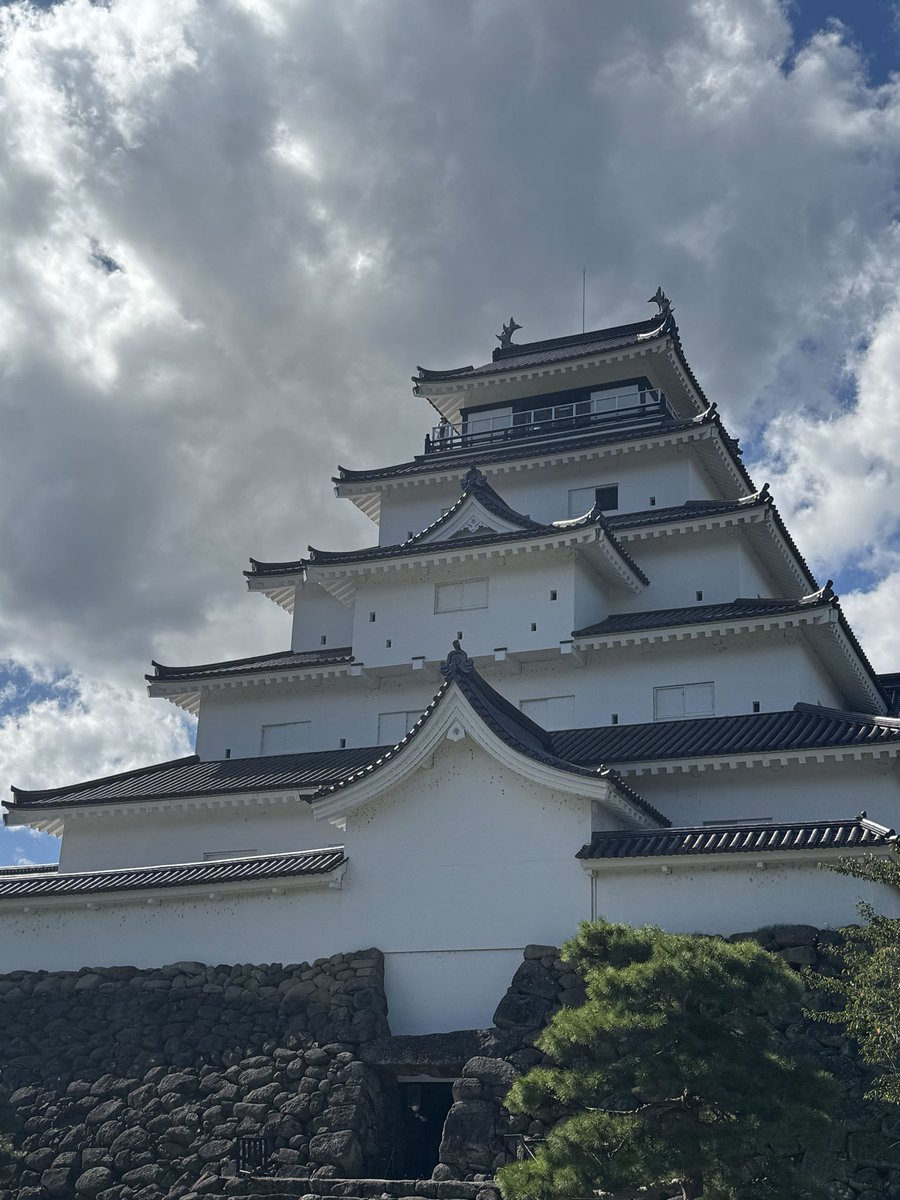 anno_moyoco's tweet photo. 須賀川から会津若松を廻ったのですが

鶴ヶ城で会津藩の死闘に涙し、
栄螺堂に驚いて

会津塗のお店ではとんでもない超絶技巧の漆塗を拝見しました。
白い部分は鶉の卵の殻だそうです。
凄すぎんか。

お酒も馬刺しも美味しいし最高でした。
また行く。

モヨコ https://t.co/tBSMCx0JR4