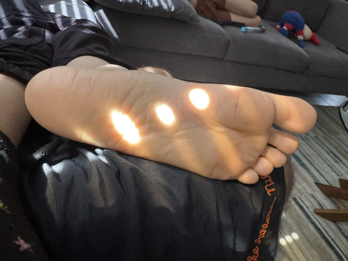 Sebyjen19's tweet photo. Los piecitos de mi amor hermosa bajo los rayos del sol #piesitos #feet #pies https://t.co/zTXiR9QoUC