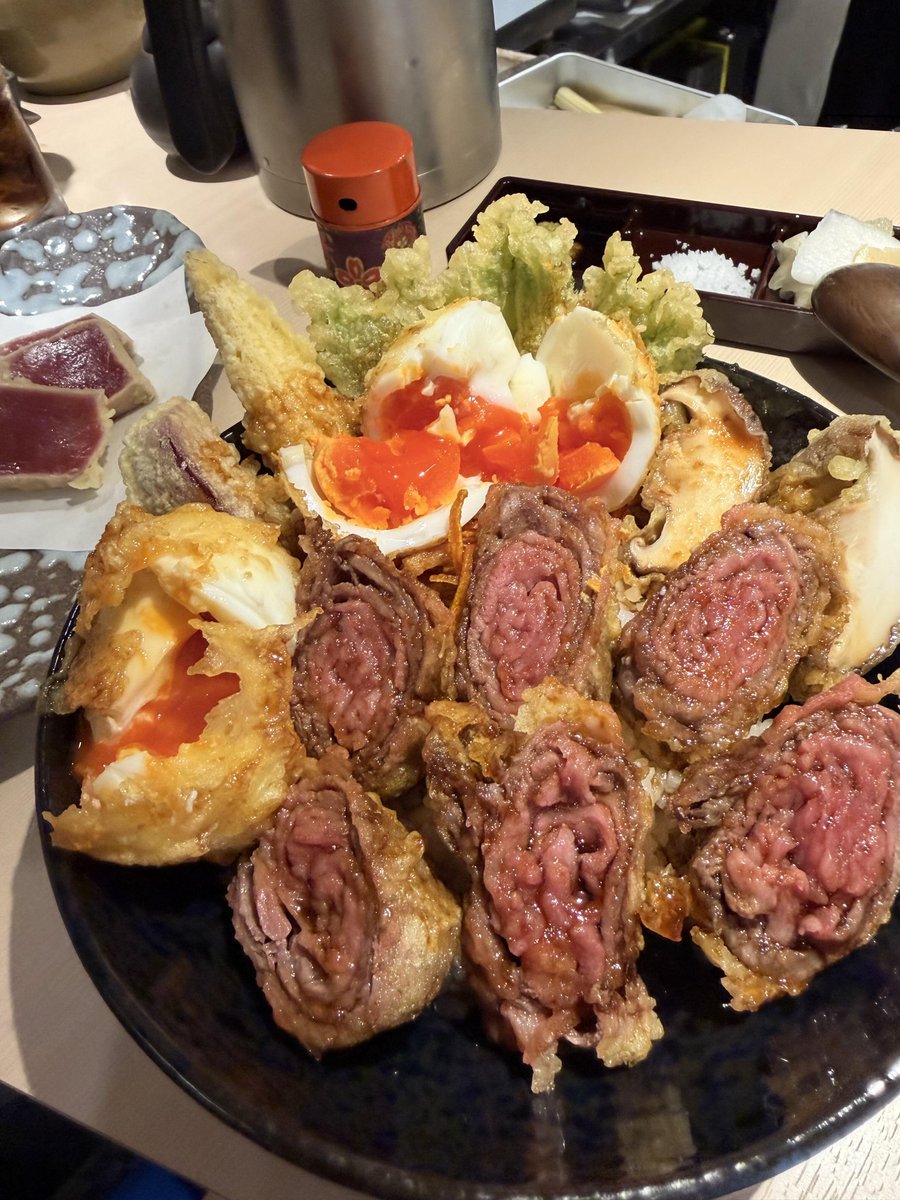 umi_to_tabi's tweet photo. 思いがけず大当たりだったお店😋
揚げた和牛に甘めのタレ、この組み合わせが美味しくないわけがない🤤
半熟卵の追加もおすすめ🥚
意外だったのが、にんじんが特に美味しかったこと
📍レア天丼 銀座 三よし 銀座本店 https://t.co/isf1geDNpv