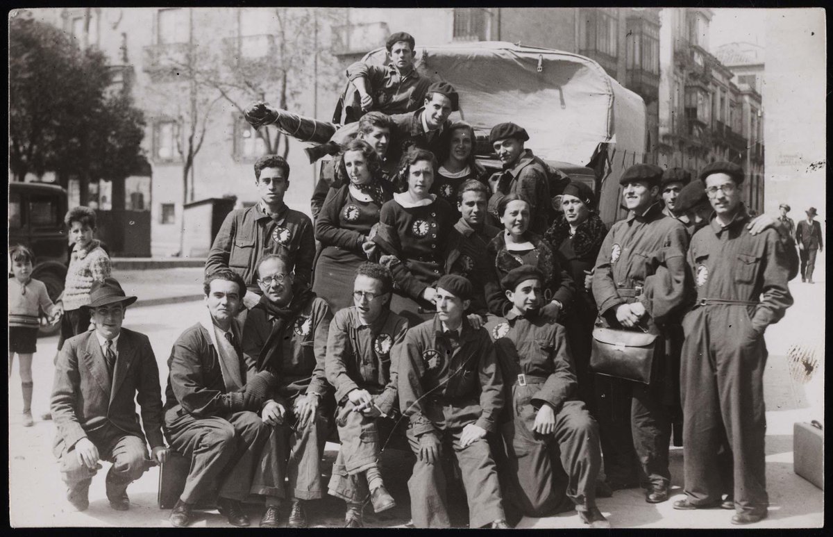museoreinasofia's tweet photo. Ayer os hablábamos de La Barraca y de cómo en 1932 revolucionó el panorama cultural español. Hoy profundizamos un poco más en su historia 🧵