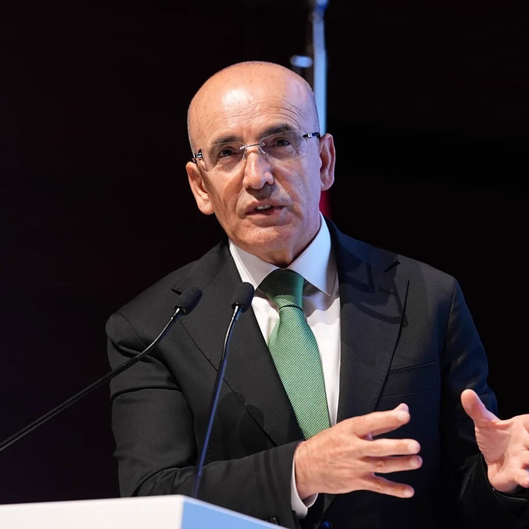 pusholder's tweet photo. Bakan Mehmet Şimşek: "Yıllık enflasyon 57 ay sonra %30'un altına geriledi. Merkez Bankamız, savaş olmasaydı enflasyonun bu yıl 7 puan daha düşük olacağını hesaplıyor." https://t.co/IKycvcsCiE