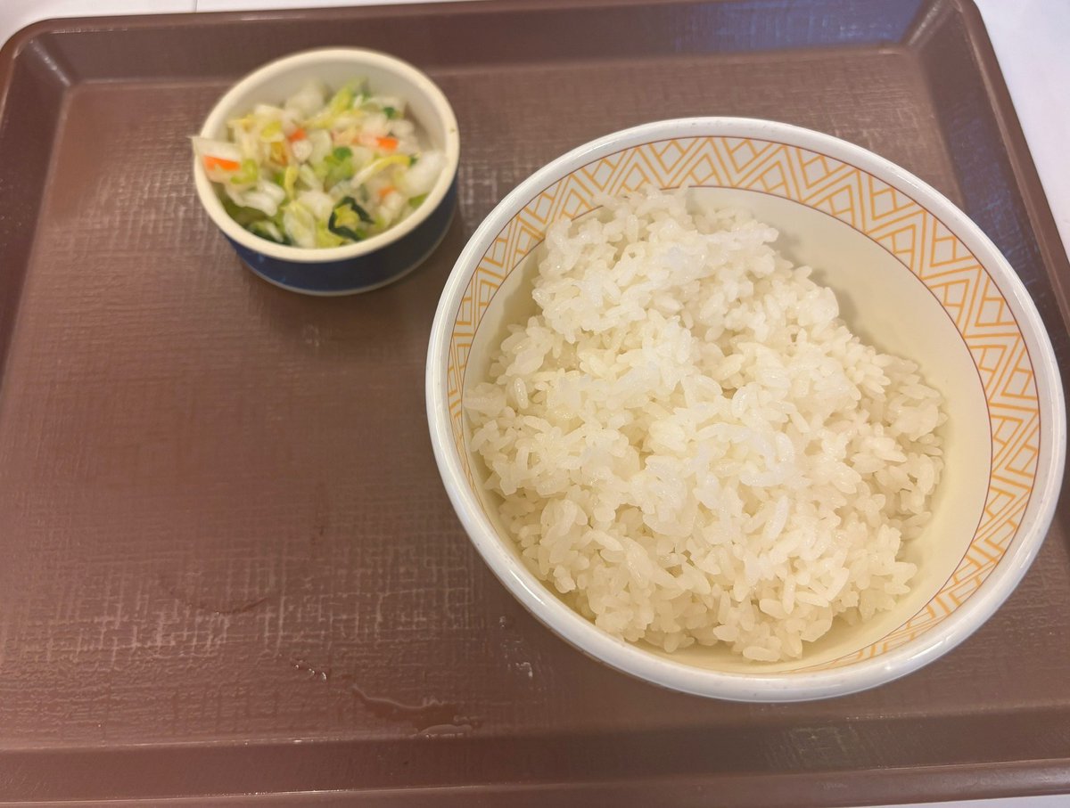 chuka33333's tweet photo. 日本はどんどん貧しくなってる。コンビニ弁当もコーンだけ、ソーセージだけ、少量のシャケだけ。

そしてついに牛丼屋もお新香だけ。食べながら泣けてきたね。 https://t.co/iVrtDW1Nhq