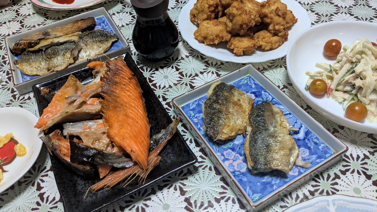 yoidorer's tweet photo. 魚だらけの夕飯作りました
右上に手作りナゲットも https://t.co/305wYGMdls