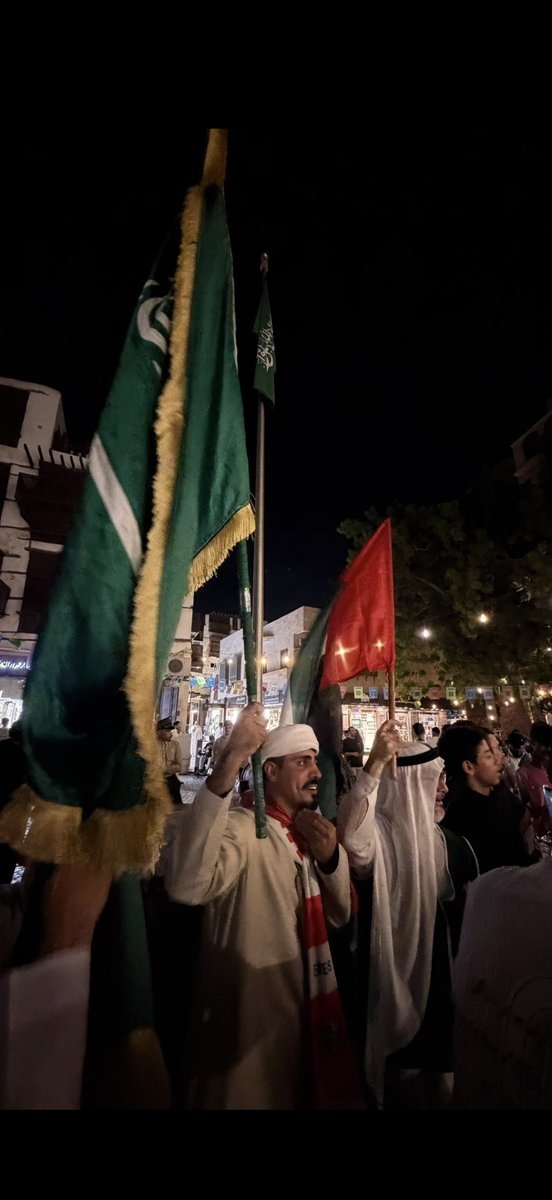xzv0n's tweet photo. ويجيك وزير الفتنه يفتن بين اخوان 😂😂😂 
والله ان علاقه الشعب السعودي والاماراتي حارقتهم من يومهم يحاولون يفتنون بس ماقدرو 
والحمدلله ان الشعبين واعين وفاهمين حركاتهم القذره 
#خليجي٢٧ 
#خليجنا_واحد https://t.co/PKnWuDYbKx