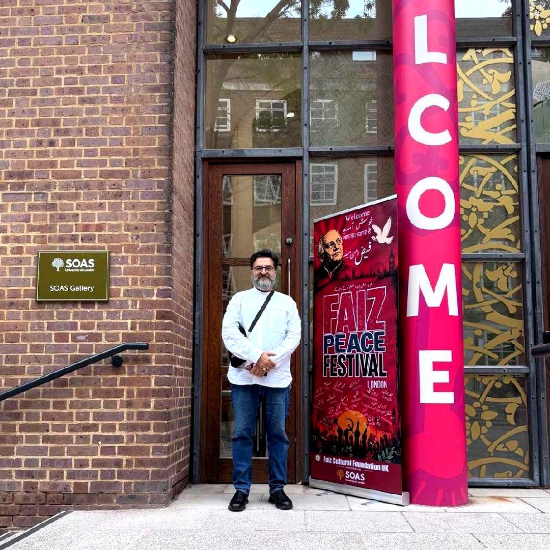 ZafarDar's tweet photo. Honoured to have attended the Faiz Peace Festival / Faiz Am'n Mela at SOAS Gallery, University of London, organized by Faiz Cultural Foundation UK. A wonderful gathering of adab, progressive thought, and community — celebrating Faiz's legacy that continues to unite us across borders.

Grateful to be part of it. Bol, ke lab azad hain tere.

#FaizAhmedFaiz #FaizPeaceFestival #FaizAmnMela #SOAS #London #UrduAdab