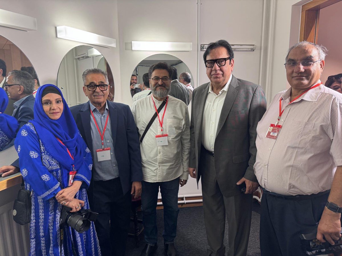 ZafarDar's tweet photo. Honoured to have attended the Faiz Peace Festival / Faiz Am'n Mela at SOAS Gallery, University of London, organized by Faiz Cultural Foundation UK. A wonderful gathering of adab, progressive thought, and community — celebrating Faiz's legacy that continues to unite us across borders.

Grateful to be part of it. Bol, ke lab azad hain tere.

#FaizAhmedFaiz #FaizPeaceFestival #FaizAmnMela #SOAS #London #UrduAdab