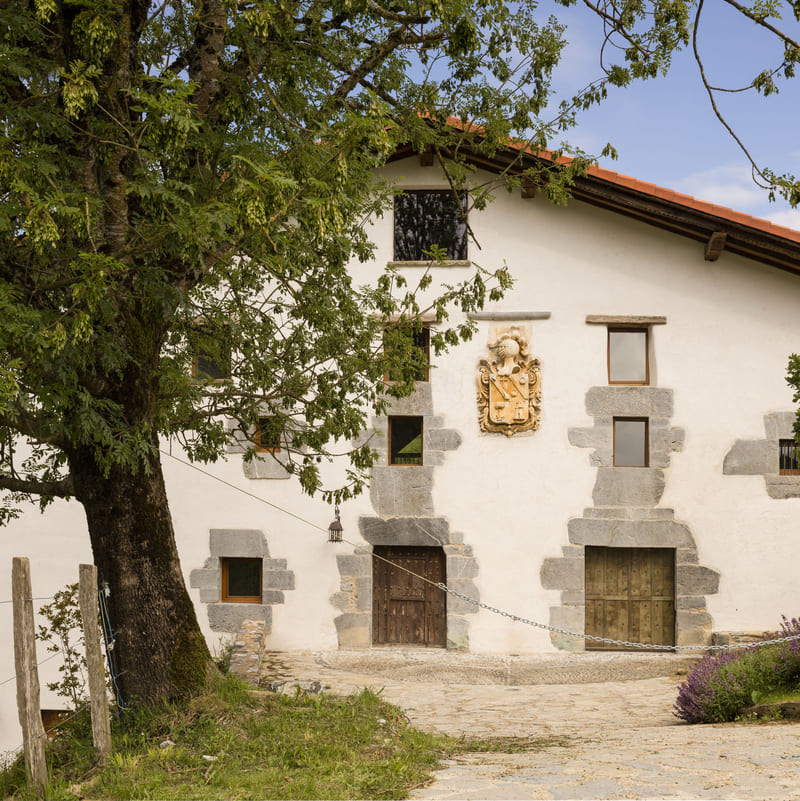 kunana___'s tweet photo. La restauración de este caserío del siglo XV ha sido perfecta.

La premisa del proyecto fue mantener la esencia rústica e histórica de la casa, incluyendo muebles, materiales, decoración y acabados. Las piezas modernas que se han añadido se han tratado como si fuesen piezas de museo, cuidadosamente seleccionadas. 

Se ha liberado la estructura original para que sea el centro del proyecto, y de todas las miradas.