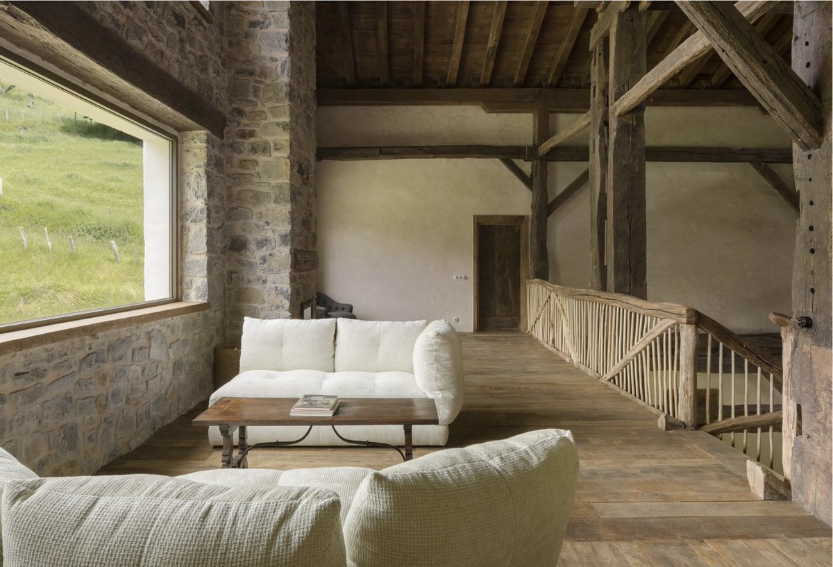 kunana___'s tweet photo. La restauración de este caserío del siglo XV ha sido perfecta.

La premisa del proyecto fue mantener la esencia rústica e histórica de la casa, incluyendo muebles, materiales, decoración y acabados. Las piezas modernas que se han añadido se han tratado como si fuesen piezas de museo, cuidadosamente seleccionadas. 

Se ha liberado la estructura original para que sea el centro del proyecto, y de todas las miradas.