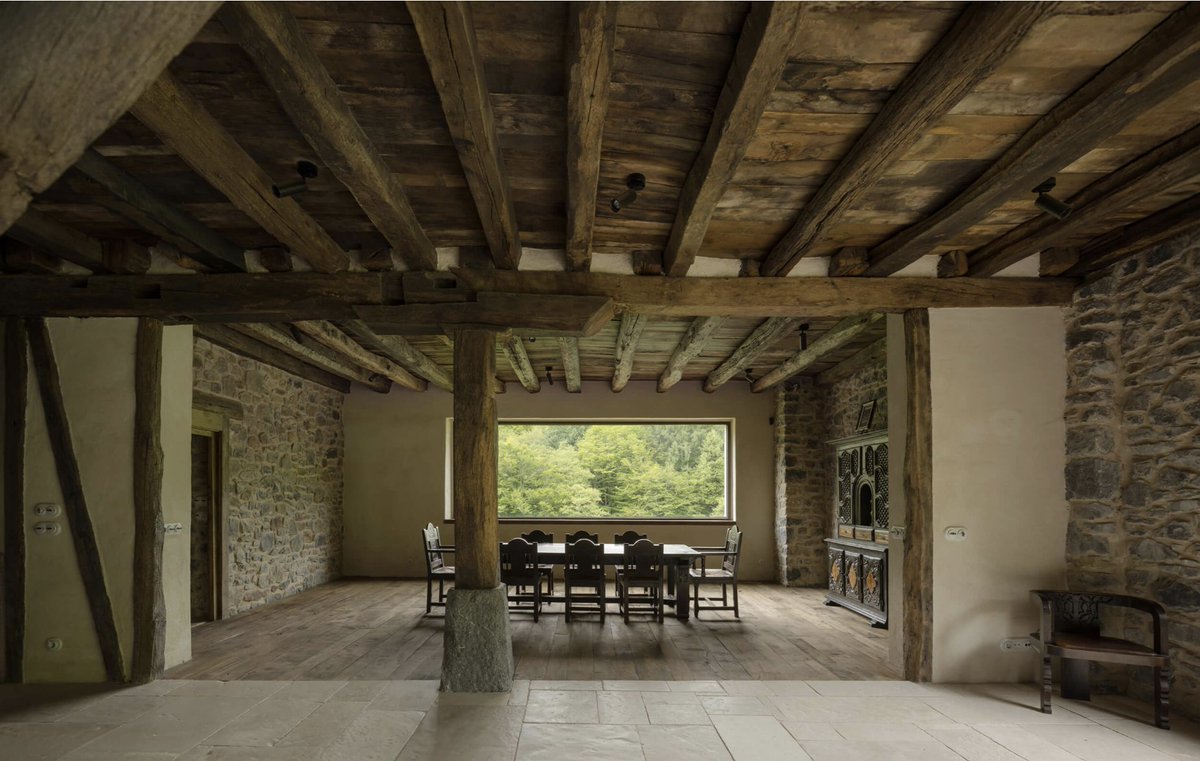 kunana___'s tweet photo. La restauración de este caserío del siglo XV ha sido perfecta.

La premisa del proyecto fue mantener la esencia rústica e histórica de la casa, incluyendo muebles, materiales, decoración y acabados. Las piezas modernas que se han añadido se han tratado como si fuesen piezas de museo, cuidadosamente seleccionadas. 

Se ha liberado la estructura original para que sea el centro del proyecto, y de todas las miradas.