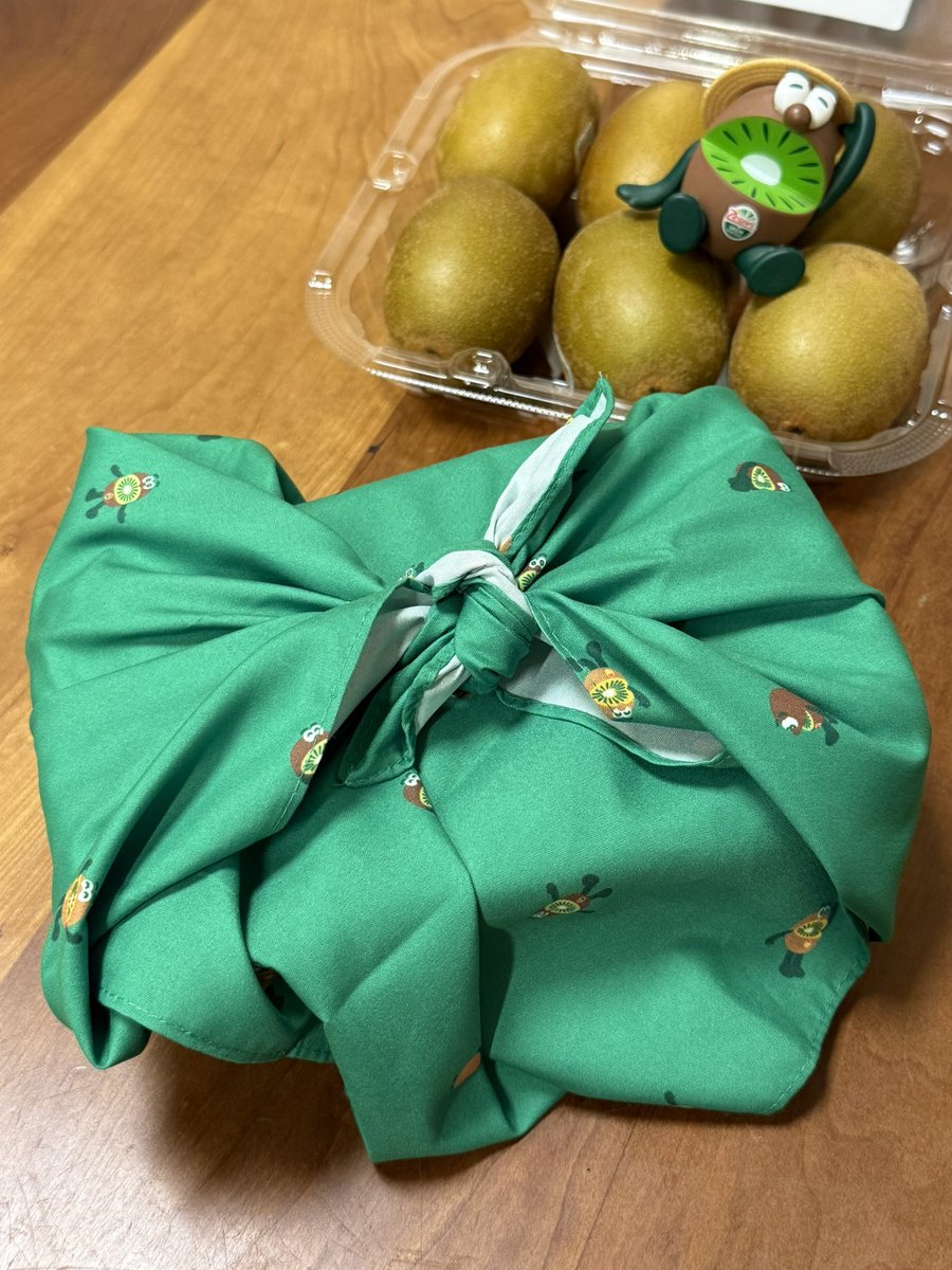 yukipyu_'s tweet photo. ゆきぴゅーはキウイブラザーズ大好きなので、さっそく手に入れましたの🎵可愛い〜　後ろのフィギュアは以前のプレゼント。
#キウイブラザーズ #キウイブラザーズオリジナルランチクロス #ゼスプリ https://t.co/qWP9ulgUm9