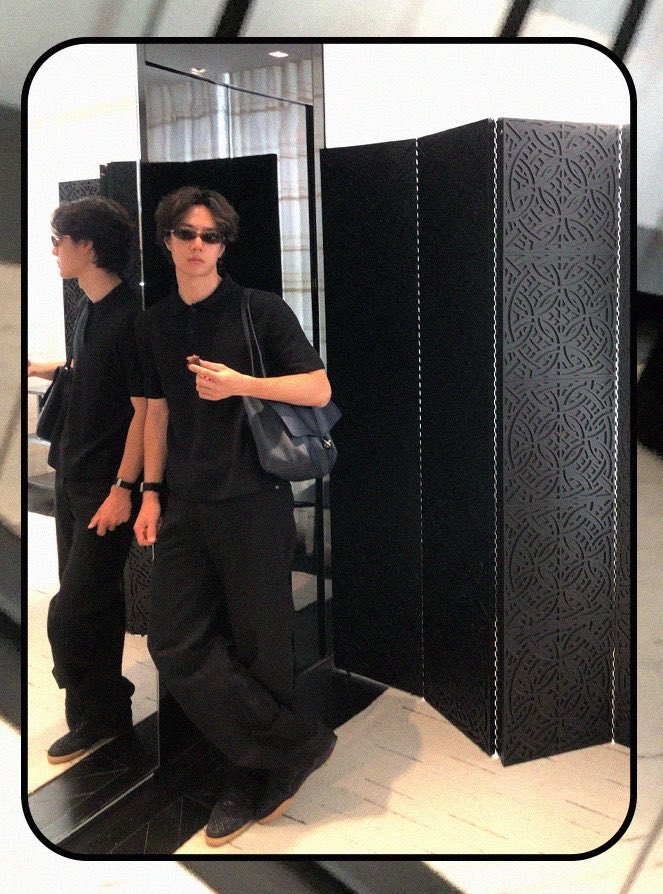 2amWangYibo's tweet photo. #WangYiboxCHANEL #WangYibo 

หนุ่มชาแนลมาแล้วววว คนหล่อแว่นดำกินขนมแก้มตุ่ยด้วย ธีมงาน CHANEL เค้าธีมน่ารักเหรอออ 🍫

“Paris BO Log” by YIBO-Official 
#ParisFashionWeek #CHANEL https://t.co/g21gOzNuiG