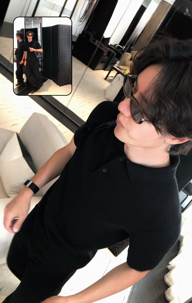 2amWangYibo's tweet photo. #WangYiboxCHANEL #WangYibo 

หนุ่มชาแนลมาแล้วววว คนหล่อแว่นดำกินขนมแก้มตุ่ยด้วย ธีมงาน CHANEL เค้าธีมน่ารักเหรอออ 🍫

“Paris BO Log” by YIBO-Official 
#ParisFashionWeek #CHANEL https://t.co/g21gOzNuiG