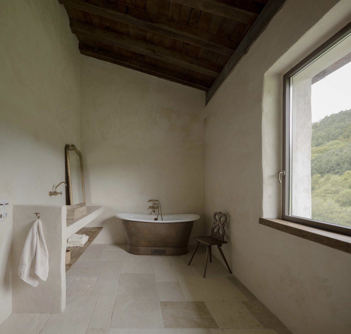 kunana___'s tweet photo. La restauración de este caserío del siglo XV ha sido perfecta.

La premisa del proyecto fue mantener la esencia rústica e histórica de la casa, incluyendo muebles, materiales, decoración y acabados. Las piezas modernas que se han añadido se han tratado como si fuesen piezas de museo, cuidadosamente seleccionadas. 

Se ha liberado la estructura original para que sea el centro del proyecto, y de todas las miradas.