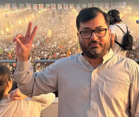 Zaeemlegharii's tweet photo. آج ڈپٹی اپوزیشن لیڈر تحریکِ انصاف حافظ فرحت عباس لاہور سے  لاکھوں افراد کا قافلہ لے کر اسلام آباد پر چڑھائی کریں گے اور ڈی چوک پہنچیں گے۔ https://t.co/7b9YLxZE9m