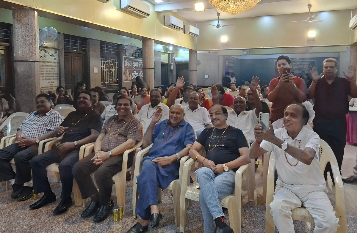 arvindgargbjp's tweet photo. वैश्य युवा मैत्री संघ कमला नगर द्वारा आयोजित महाराजा अग्रसेन जयंती के उपलक्ष में भजन संध्या एवं महाआरती की तैयारी बैठक में सम्मिलित हुआ।
बैठक में क्षेत्र की सभी प्रेरक संस्थाओं के प्रमुख पदाधिकारी उपस्थित रहे।
#vyms
#BJP4IND #BJP4Delhi #ArvindGarg https://t.co/zXenraoFRT