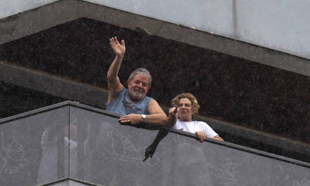 ojornaleirobr's tweet photo. Lula é o maior ladrão do Brasil!

Essa talvez seja a principal mentira que te contaram repetidamente e que te fez criar uma barreira para a realidade. Mas vou te contar uma coisa.

Lula, mesmo tendo sido presidente por duas vezes, continuou morando no mesmo apartamento em que morava em São Bernardo. Sim: nada de mansão, nada de sítio e nada de triplex. O tal que falam que roubou bilhões mora no mesmo apartamento. O meu ponto de mudança foi quando fui para São Bernardo e comecei a perguntar para as pessoas, que confirmaram.

Qual o sentido de um bilionário “roubar” bilhões, ter toda essa ambição e continuar com a mesma vida? Mesmo agora, com 80 anos, sem evidência nenhuma desse “bilionarismo”. Vai gastar depois que morrer?

Ele foi julgado e “condenado” pelo mesmo juiz que, no futuro, virou ministro de Jair Bolsonaro. Isso não te faz achar estranho?

Mas, bom, não acredite em mim. Pesquise: qual candidato à Presidência tem uma mansão? Só isso.

Não deixem continuar mentindo para você.

Esse texto é o primeiro do projeto Desminta, que quero apresentar à equipe de campanha de Lula. Consiste em vídeos curtos, derrubando essa muralha de mentiras que construíram e que impede boa parte das pessoas de enxergar a realidade.

Dedo na ferida, sem dó. Jogamos com a verdade.