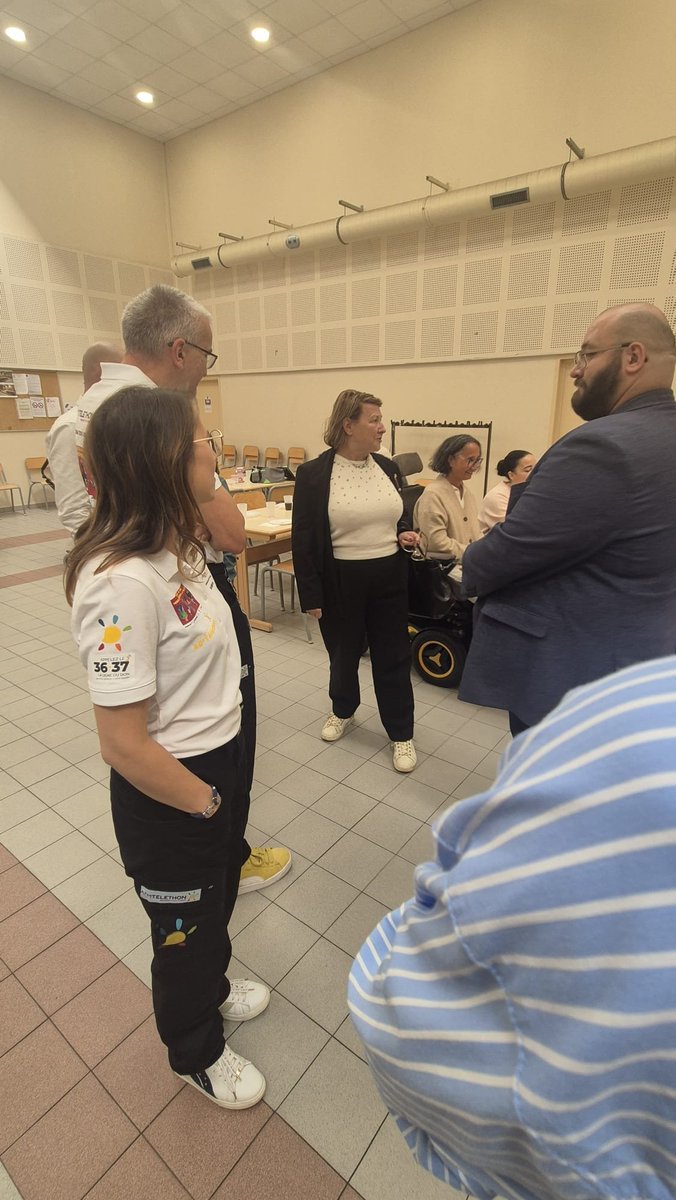 ClaireBeuil's tweet photo. J'ai tenu à me rendre à l'espace Pré Martinet de Beauvais à l'occasion du loto organisé par l'AFM Téléthon pour lequel j'ai offert quelques lots. 

#Beauvais #Oise #député #téléthon #loto #généthon #recherche #dons #Maladiesrares https://t.co/uRK0bkFsCg